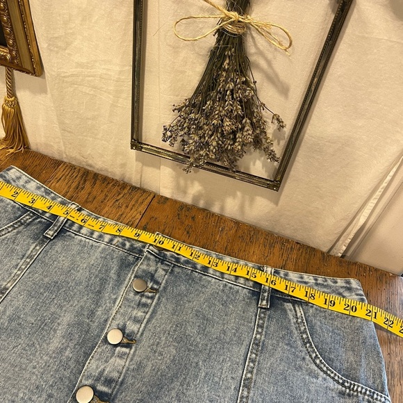 Light Wash Denim Skirt – 3XL – Button Front - Picture 6 of 7